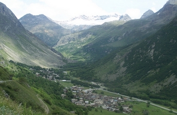 Vue de la vallée et de Bonneval sur Arc Vue de la vallée et de Bonneval sur Arc
